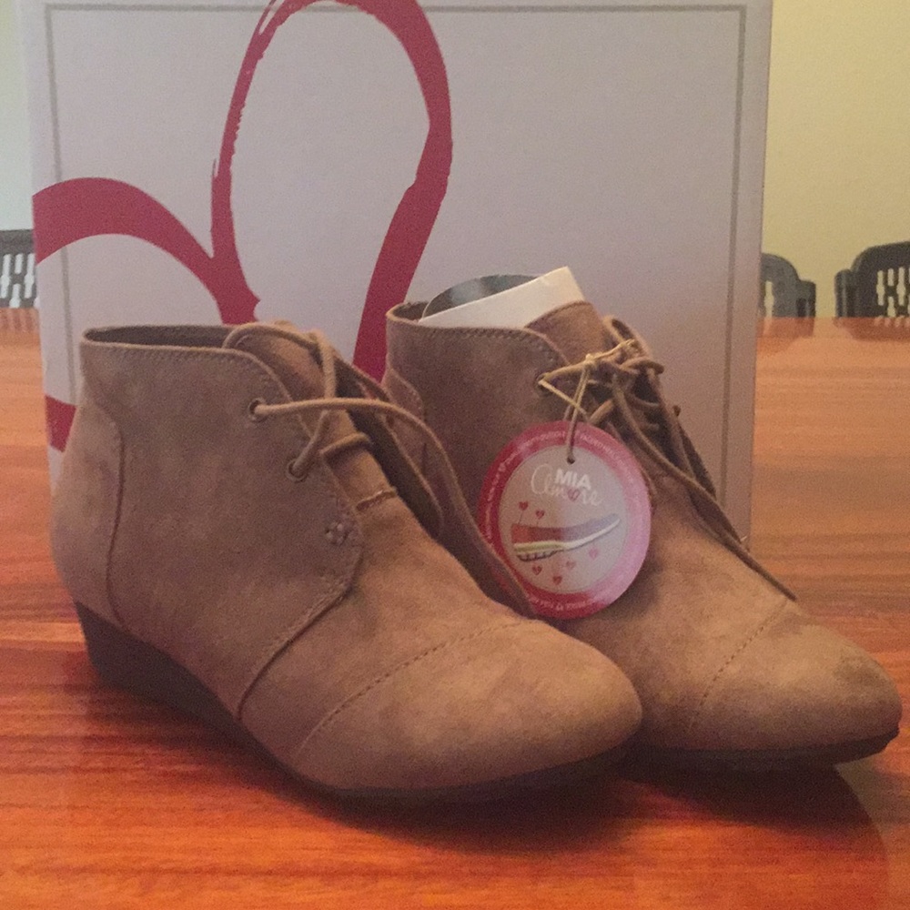 Mia Amore with memory foam Taupe Suede booties